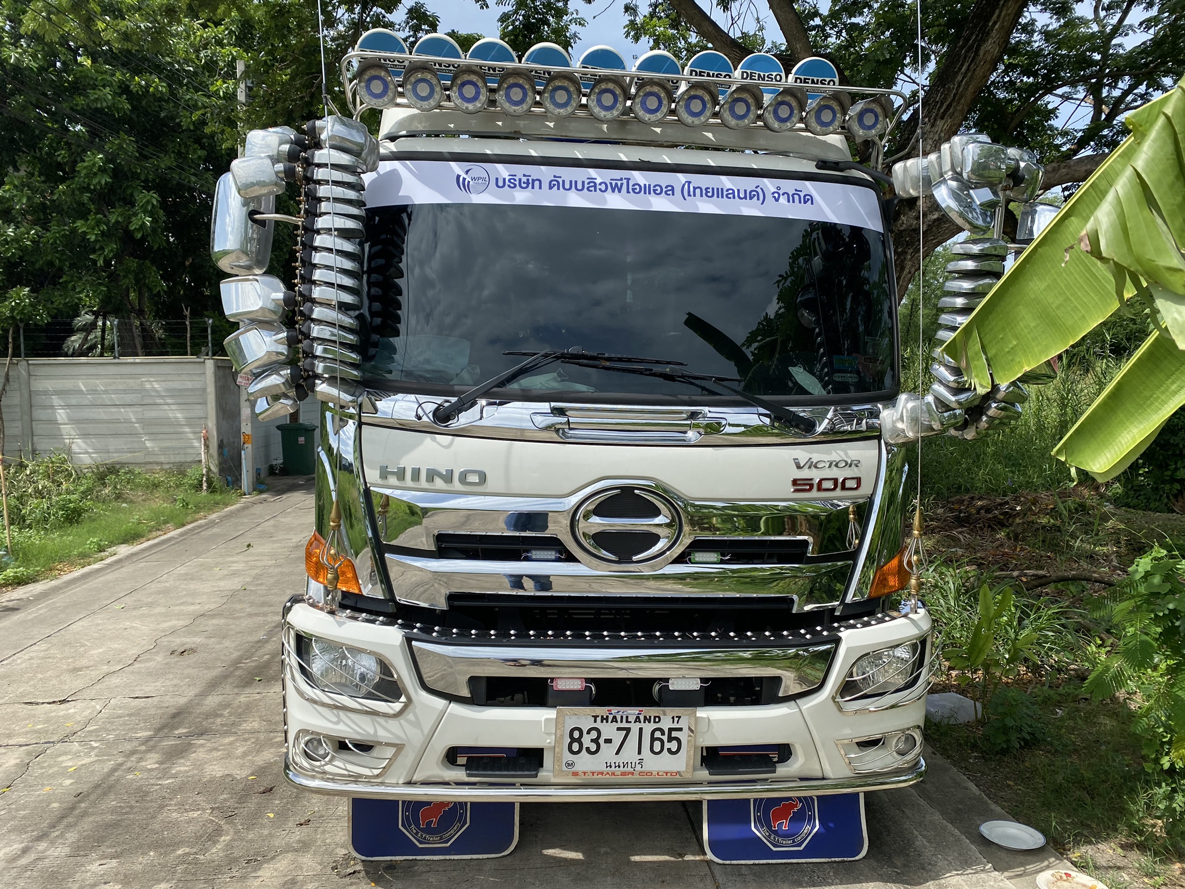 สติกเกอร์คาดกระจกหน้ารถ