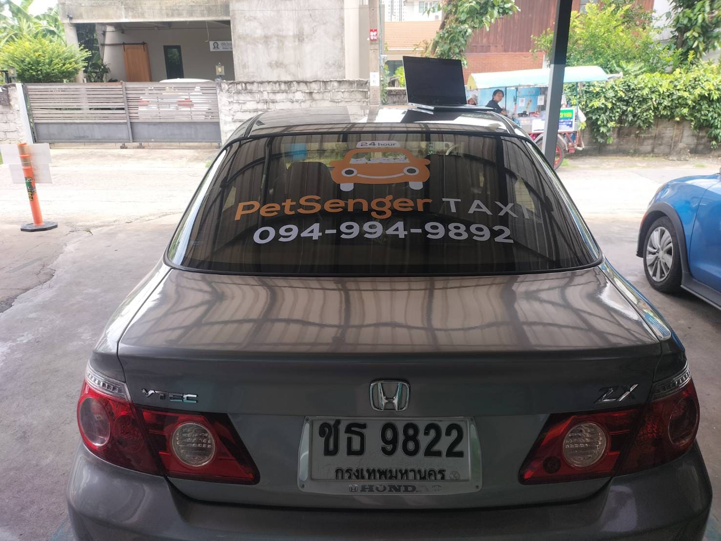 ตัดสติ๊กเกอร์ติดกระจกรถ