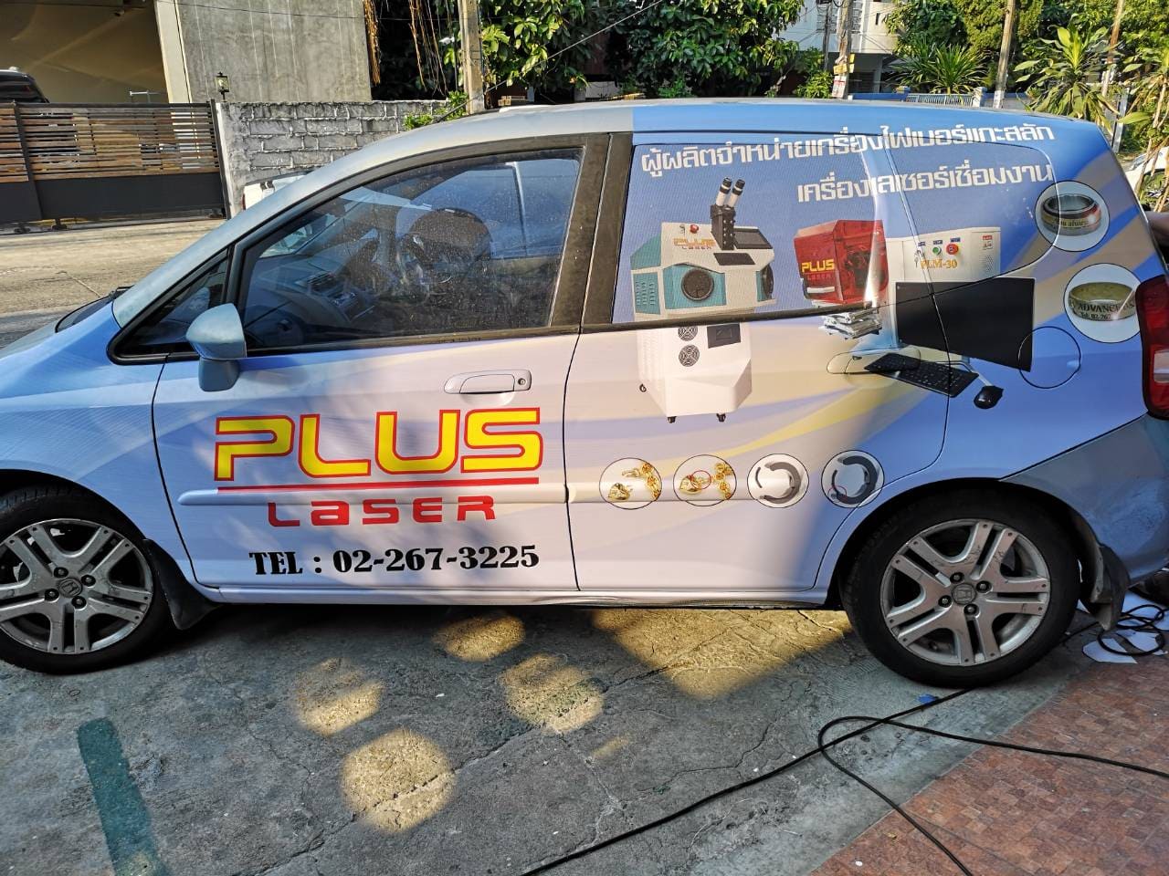 สติ๊กเกอร์ติดกระจกประตูรถ