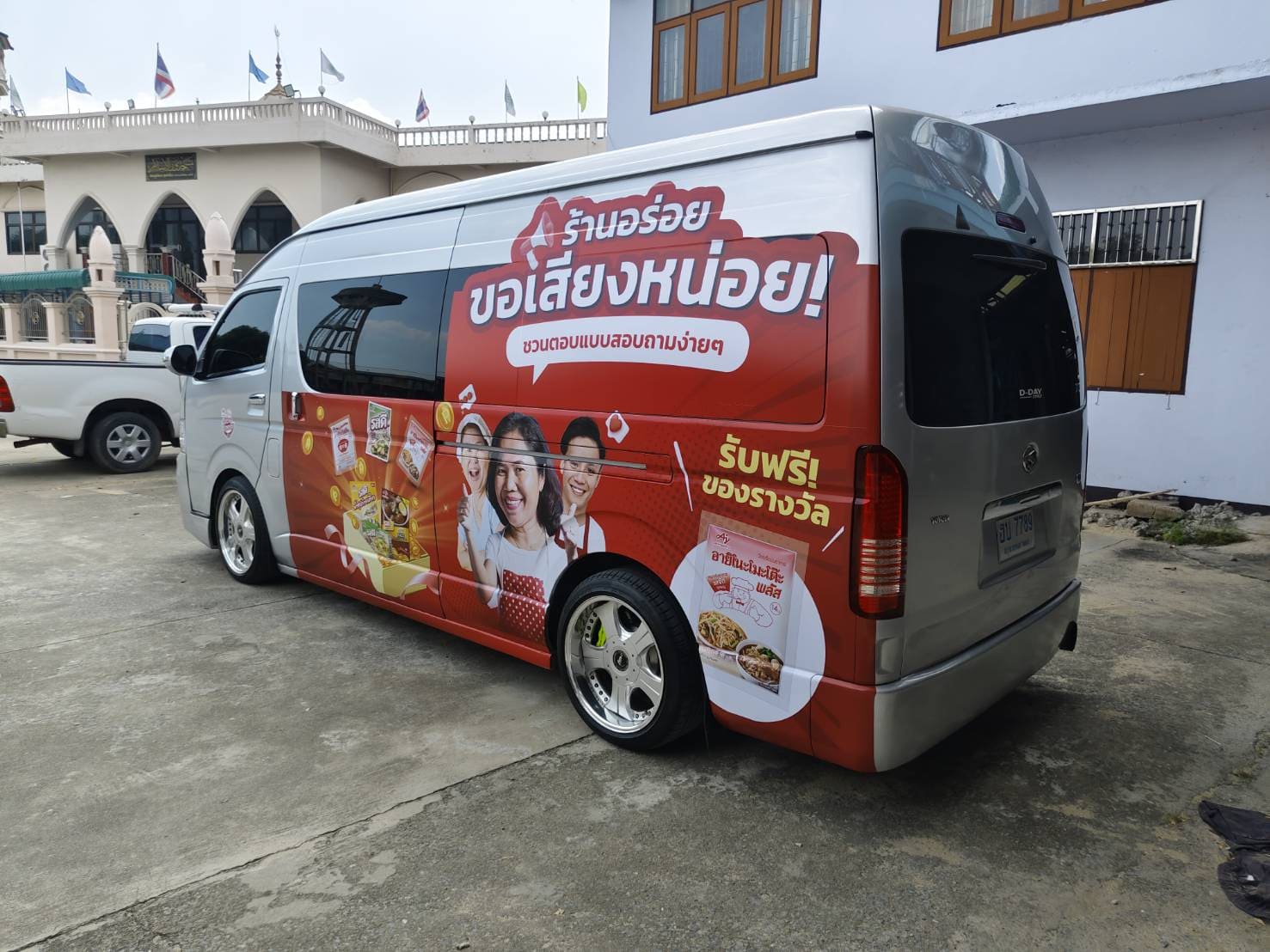 สติ๊กเกอร์ติดกระจกรถตู้