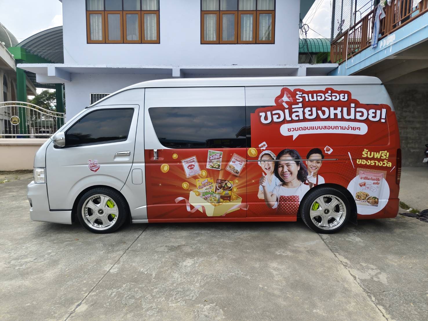 สติ๊กเกอร์โฆษณาติดกระจกรถบริษัท
