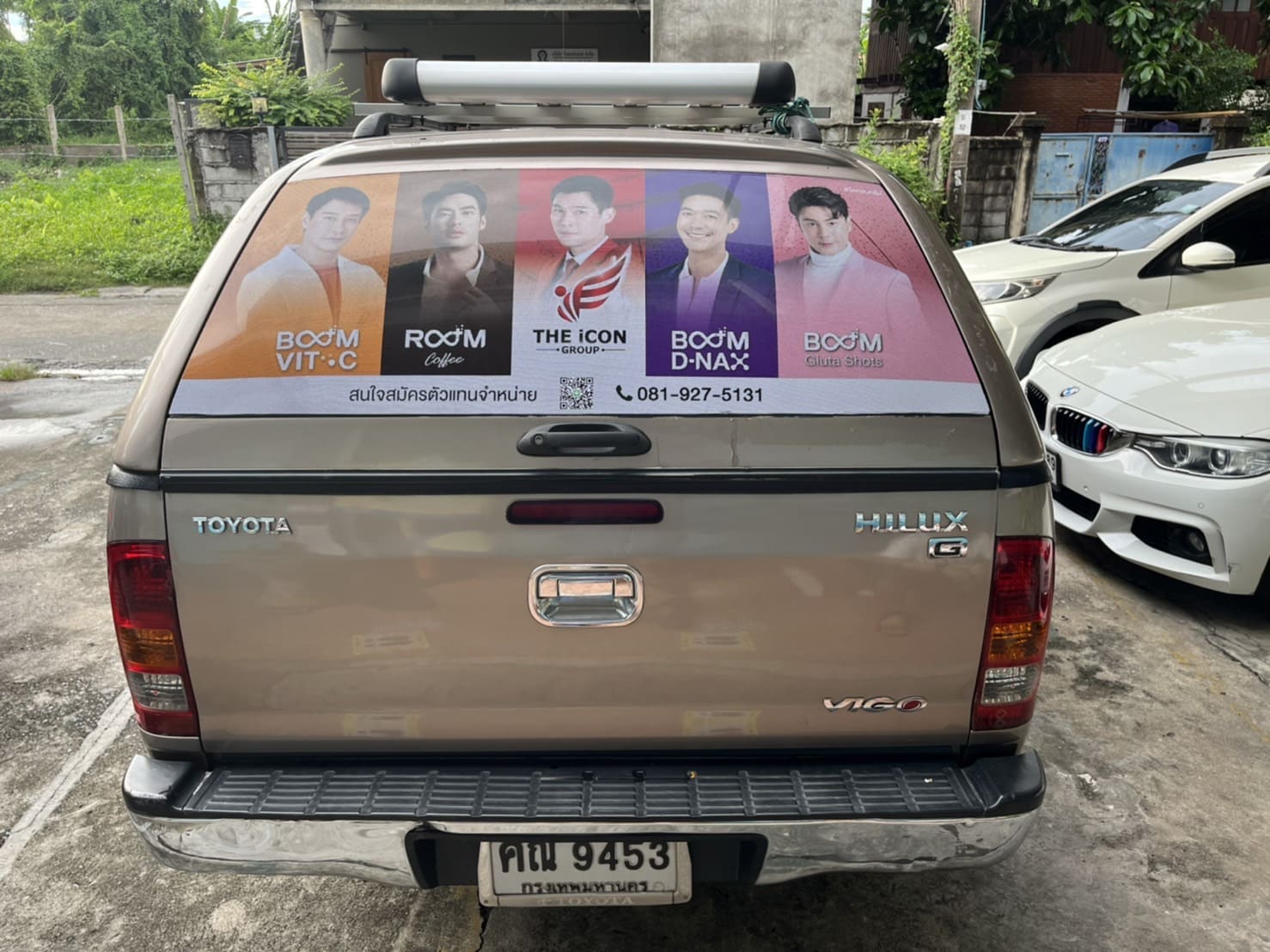 ออกแบบ+พิมพ์สติ๊กเกอร์ติดกระจกรถบริษัท